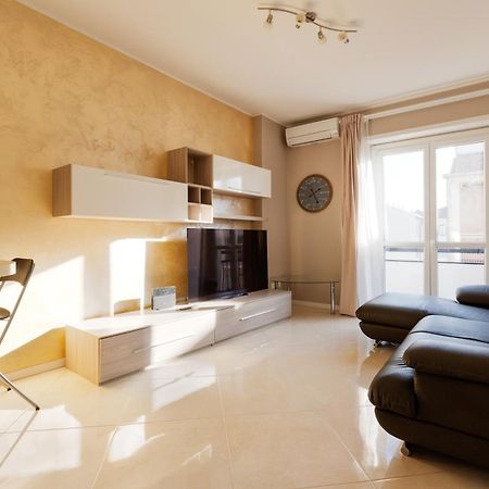 Niguarda Bright Apartment W/ Balcony Milánó Kültér fotó